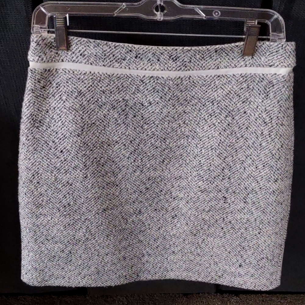 White House Black Market Tweed skirt, 4P, Excellent Like new.